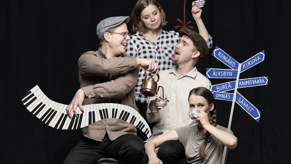 Robert Råberg, Fanny Felicia Svanberg, Bo Selinder och Lotta Karlsson i "Skillingnytt till kaffet".