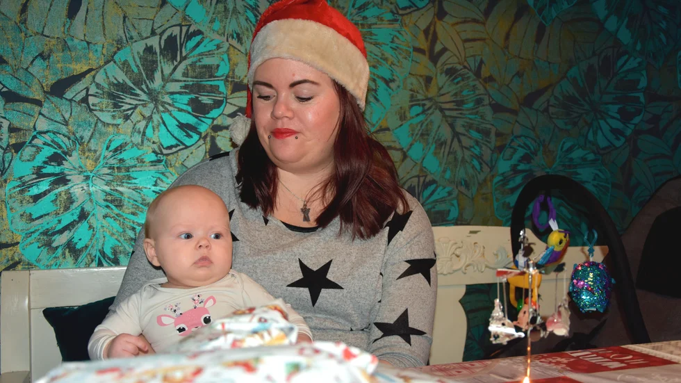 "Julen är för barnen" säger Sandra Eriksson med dottern Elvira, tre och en halv månad.