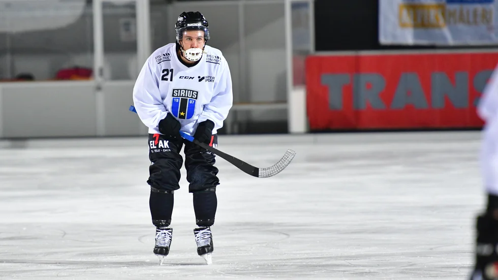 Han märks på bandyplanen, Tobias Nyberg. Med sin fart skapar han målchanser på egen hand. Det var inte underligt att han blev uttagen till VM, en turnering som sedan inte blev av.