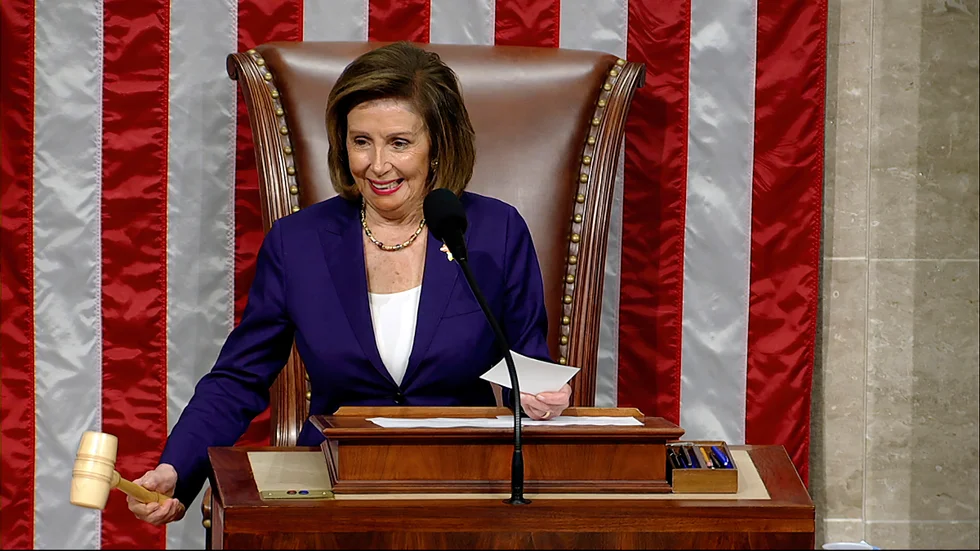 En nöjd Nancy Pelosi, demokratisk talman i USA:s representanthus, klubbar genom ett ja till en lag som skyddar samkönade äktenskap.