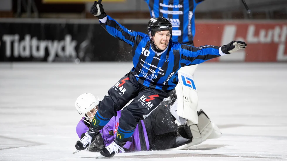 Ted Bergström i Sirius i närkamp med sin brorsa Max Bergström, målvakt i Broberg. Det var Ted som gick segrande ur den här striden. Två poäng till Sirius.