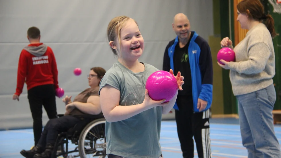 Lily Hurtig var en av de som tog chansen att prova på handboll i idrottshuset.