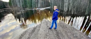 Här svämmar vattnet över vägen: "Kör inte igenom!"