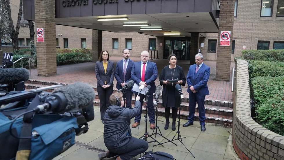Kriminalinspektör Iain Moor, mitten, och chefsåklagare Jaswant Narwal vid en presskonferens utanför domstolen Southwark Crown Court under måndagen.