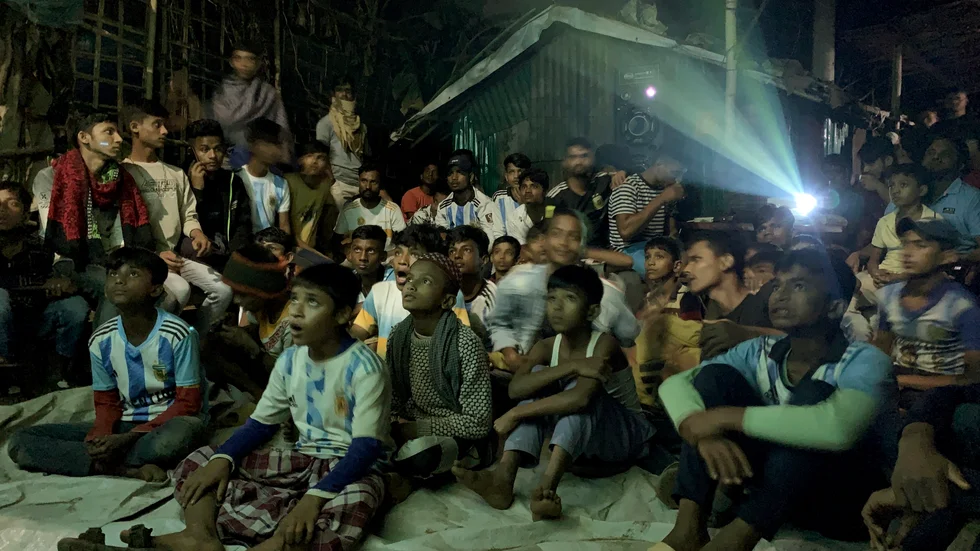 Flyktingar ur minoritetsgruppen rohingya tittar på VM-fotboll i distriktet Cox's Bazar i Bangladesh i december.
