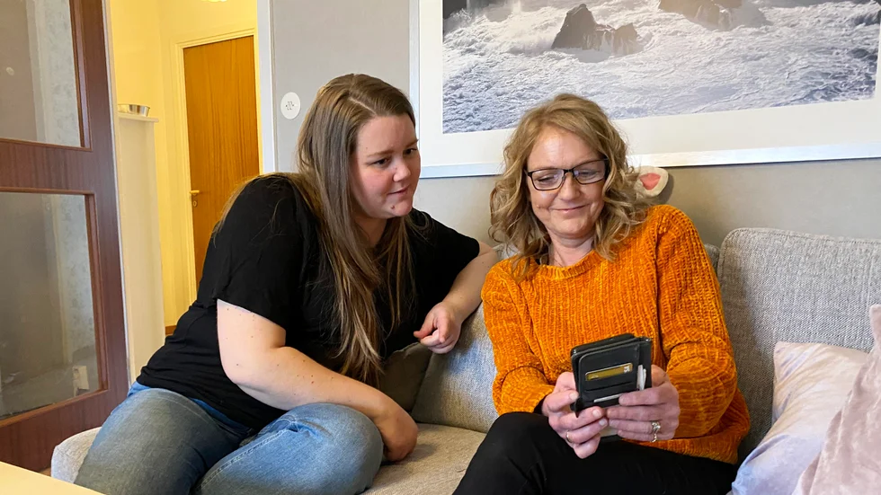 Tracy Lindh och Mikaela Schenström brinner för djur och driver Facebookgruppen Motalas hemlösa katter.
