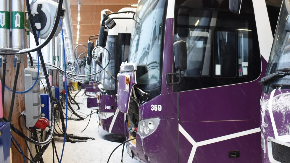 "Denna text kommer att fokusera på den fråga där de ideologiska gnistorna sprutade som mest: Ska busstrafiken inne i Skellefteå (och ut till Skelleftehamn) bedrivas av kommunen eller upphandlas till privata företag?"