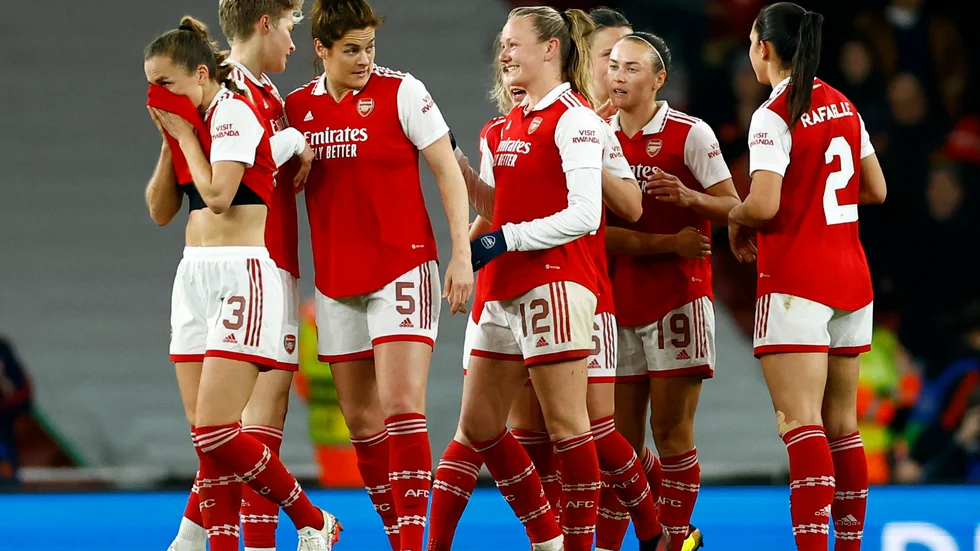 Frida Maanum och hennes lagkompisar i Arsenal jublar efter norskans drömmål mot Bayern München. Även Stina Blackstenius gjorde mål i Arsenals avancemang.
