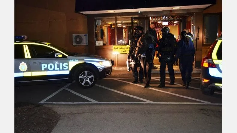 Falskt larm. Under natten den 22 september greps två män misstänkta till försök till allmänfarlig ödeläggelse. Men dagen efter konstaterade polisen att inga sprängämnen kunde hittas inne på asylboendet på A 8 i Boden.?