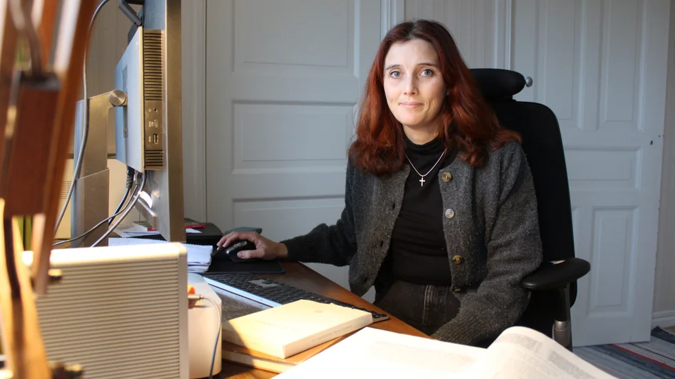 Hemma hos Rebecka står skrivbordet vid fönstret. Utsikten över ängarna, åkrarna och skogen är bra att ha när man sitter och skriver, tycker hon.