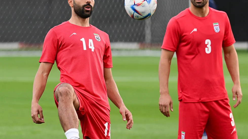 Saman Ghoddos och Ehsan Hajsafi vid det iranska fotbollslandslagets träning på Al Rayyan Sport club utanför Doha. Iran premiärspelar i VM mot England den 21 november.