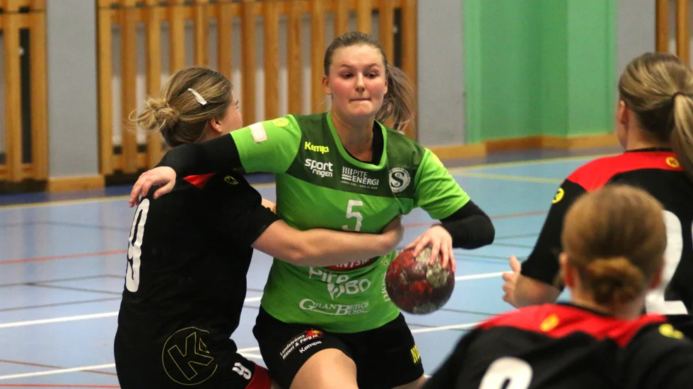 Frida Larsson försöker visa vägen i ett ungt Strömnäs, men hemma mot Sikeå tog det stopp. 