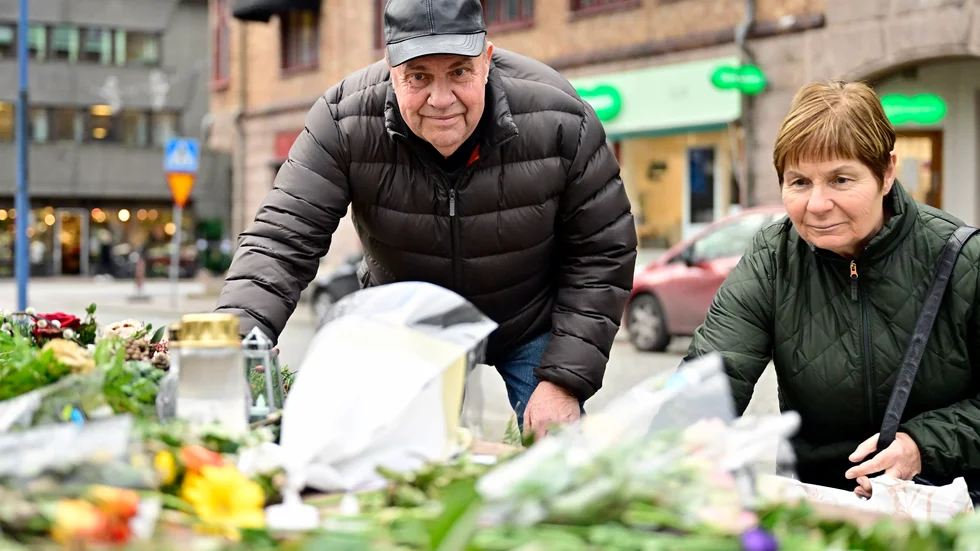Arnold och Solbritt Simonsson från Virserum på besök vid minnesplatsen på Stortorget i Vetlanda.