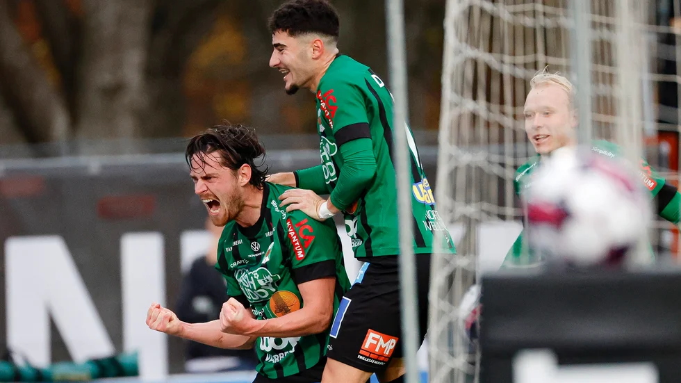 Robin Tranberg jublar efter sitt 1–0-mål för Varberg i det andra kvalmötet med Öster. Ismet Lushaku ansluter. Nu hoppas Tranberg att tränaren Joakim Persson stannar i Varberg.