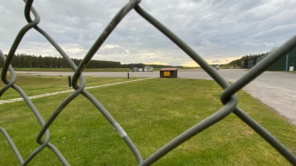 Skribenten uppmanar politikerna att inte låta det gå prestige i flygplatsfrågan.