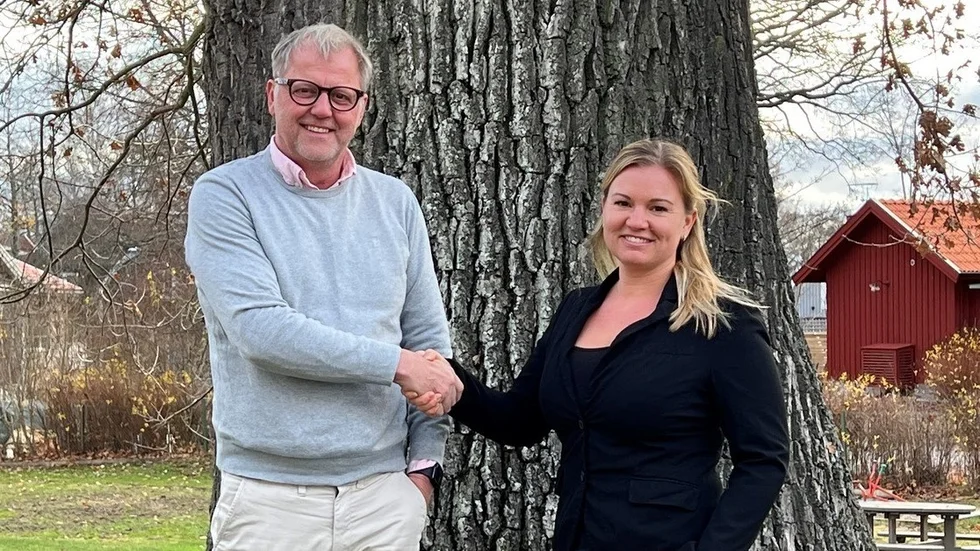 Niclas Norén, ordförande för företagarföreningen Imariefred.nu, tillsammans med nya verksamhetsledaren Lina Boy. Bilden är från tisdagens pressmeddelande om rekryteringen. "Pirrigt, roligt och inspirerande", säger Lina Boy som är 34 år gammal och bosatt i Stallarholmen.