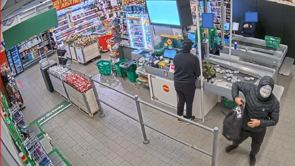 Med en väska fylld med cigaretter och drygt 3 600 kronor i kontanter lämnar de unga rånarna Coop-butiken i Vimmerby.