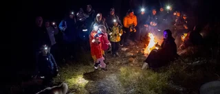 Läskiga spökhistorier på halloween-vandring