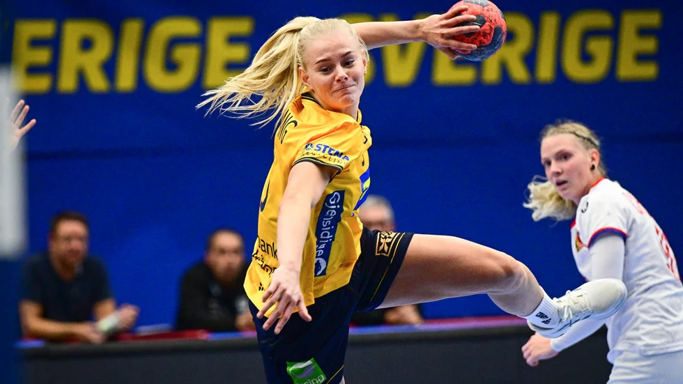 Högernian Nina Koppang är ute ur karantänen och var med i matchen mot Danmark i handbolls-EM, något systern och landslagsanfallaren i fotboll, Stina Blackstenius, följde från Australien. Arkivbild.