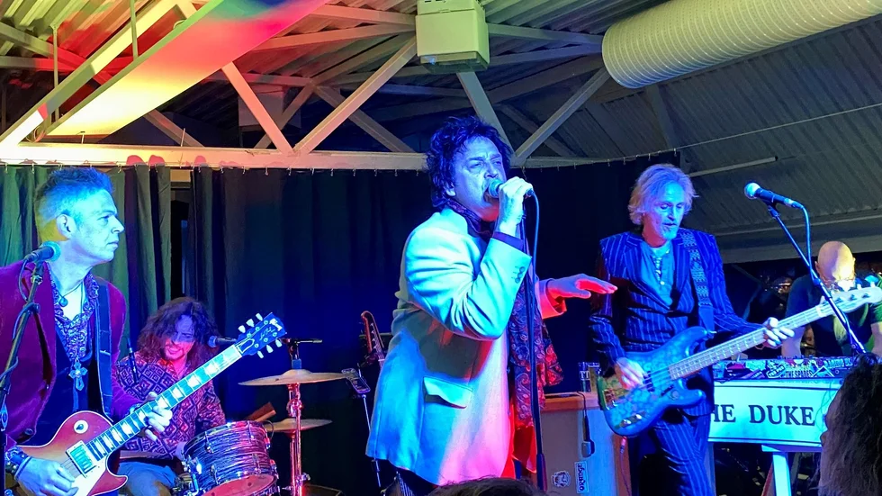 Diamond Dogs firar i år 30 år som band och spelade i helgen på Terminalen i Stockholm tillsammans med glamrockveteranerna Tears.
