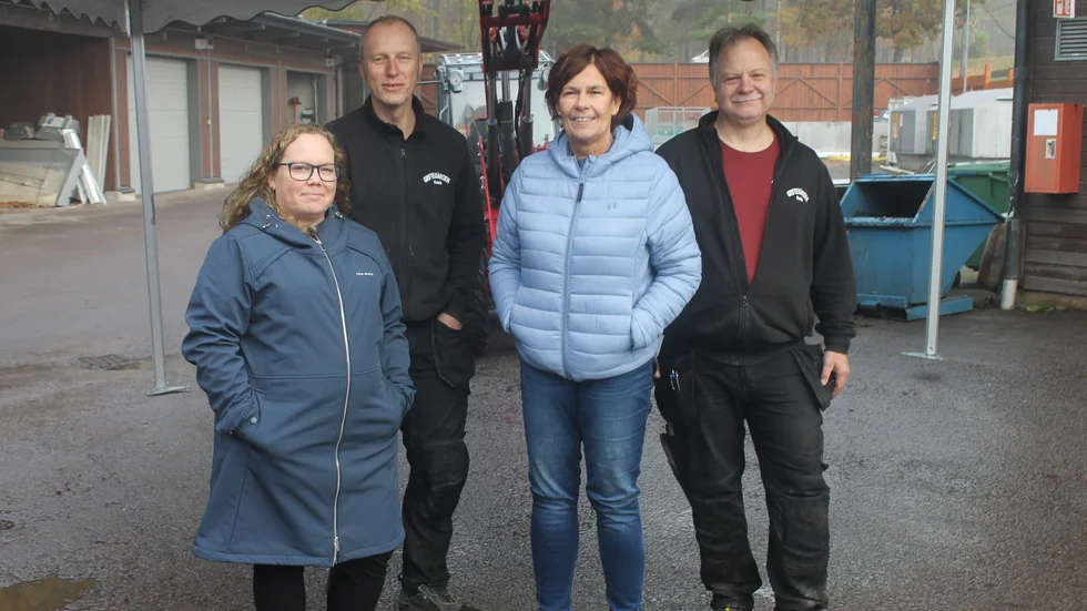 Ser fram emot lördagens öppet hus på Motala griftegård gör från vänster: Lena Sandberg Ruuska, assistent på Motala griftegårds expedition, Fredrik Svensson, griftegårdsarbetare, Annki Lindgren, t.f. griftegårdschef samt Göran Wreigård, griftegårdsarbetare.