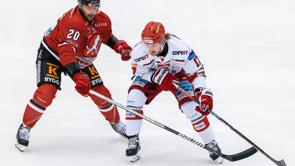 Marcus Eriksson och Riley Woods i duell när lagen möttes senast, i Himmelstalundshallen. Då vann Örnsköldsvik-laget med 6–5.