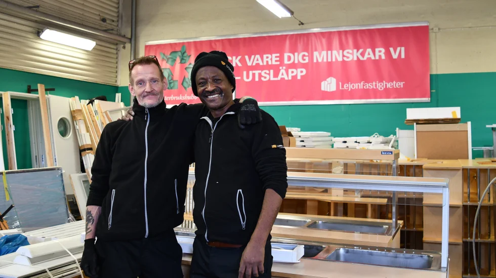 Tommy Pajala och Bebre Hadera arbetstränar på Återbrukshubben. Bebres kan väldigt lite svenska, men hans språk utvecklas i kontakt med kollegan.