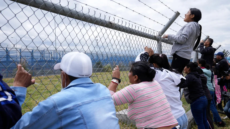 Anhöriga väntar utanför ett fängelse i Latacunga i Ecuador där minst 15 människor dödades i sammandrabbning mellan fångar i början av oktober. Arkivbild