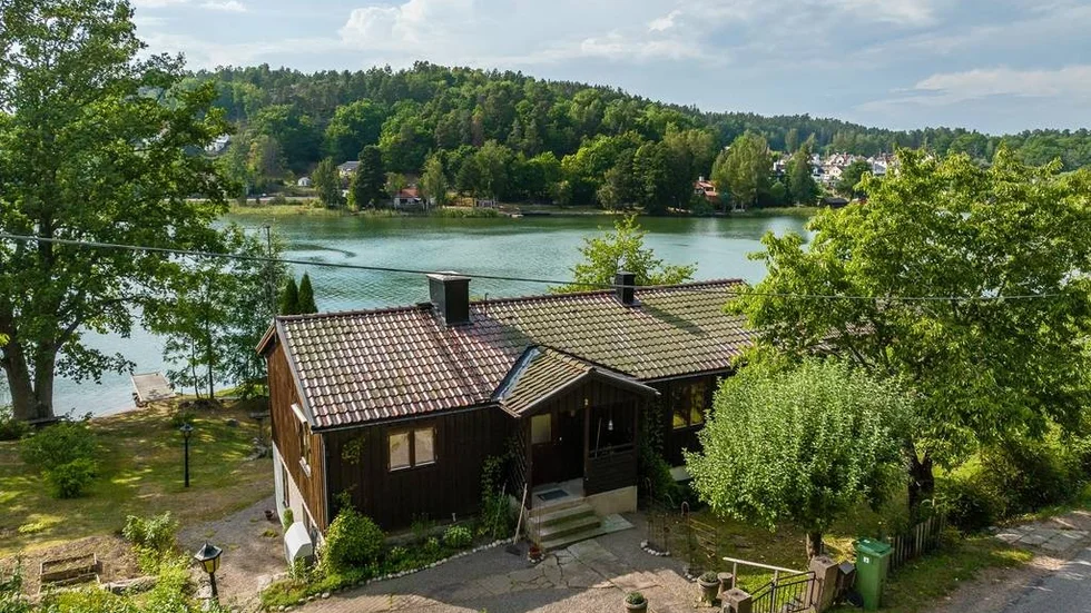 Villan med utsikt mot Garpedansberget och Gamleby hamn har egen strand och brygga.