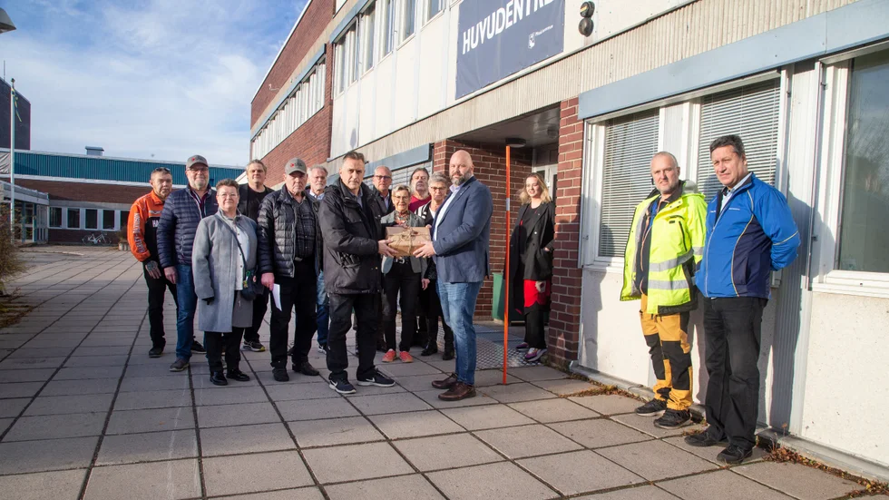 Under måndagenlämnade föreningen Ja till Norrbotniabanan E4 - Lomtjärn in en lista med 3600 namnunderskrifter till kommunens politiker. Förhoppningen är att detta ska leda till en folkomröstning i frågan om Norrbotniabanans dragning, vilket skulle vara den första folkomröstningen i Piteås historia.