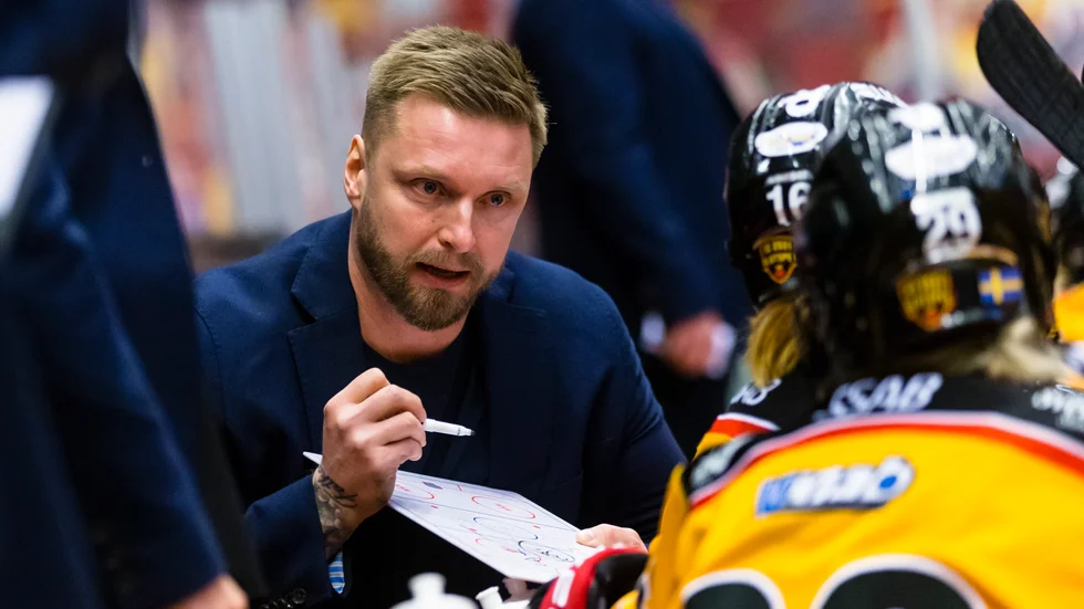 "Vi ligger på en högre nivå än tidigare rent träningsmässigt, det tycker jag också har visat sig i matchernas andra och tredje perioder", säger Mikael Forsberg.