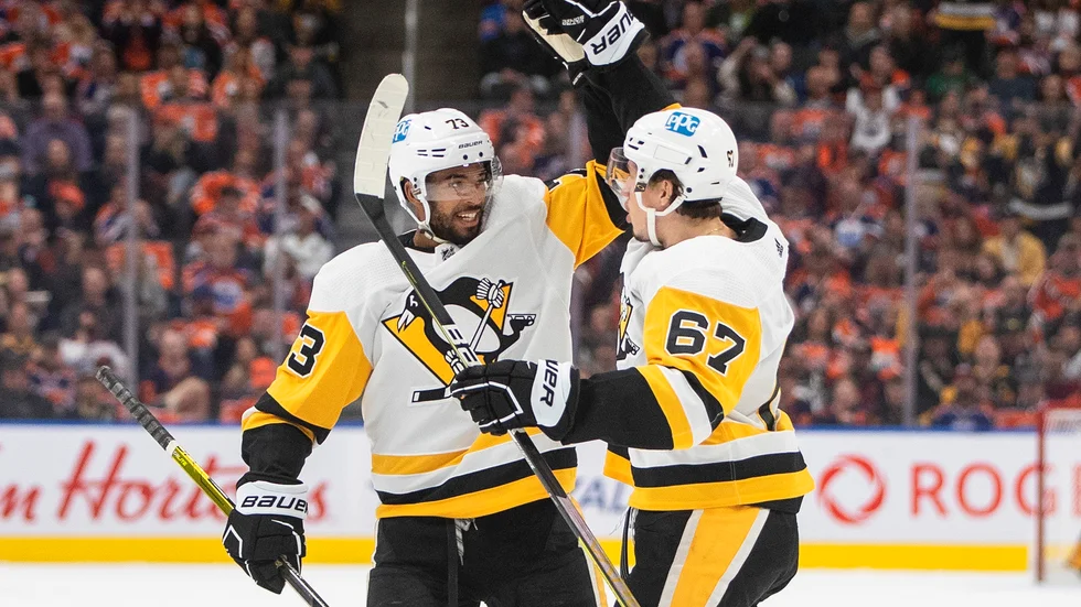 Pittsburghs Pierre-Olivier Joseph och Rickard Rakell firar efter ett av lagets fyra mål.
