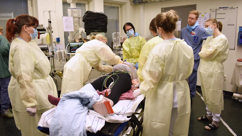 Här arbetar sju personer som ingår i grundbemanningen. Vid patientens huvud står narkossköterskan Jenny Johansson, läkaren i blått är ledaren Joel Tuhkanen, och personen längst till höger är ortopedläkare.