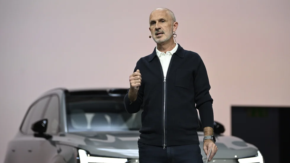 Volvos vd Jim Rowan framför den nya modellen EX90. Aktien har tappat en dryg femtedel sedan årsskiftet. Arkivbild.
