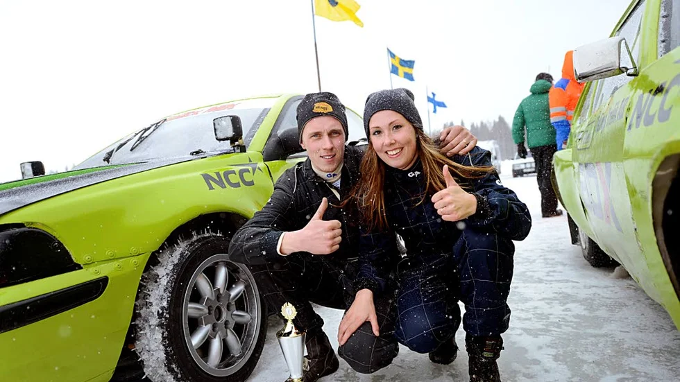 PREMIÄRLYCKA. Racing­paret Andreas Sandberg och Alexandra Karlsson slog till med guld och brons under helgen – trots att det var första istävlingarna för de båda.