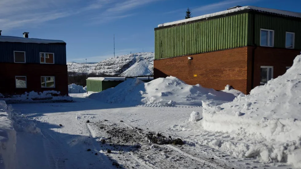 GÅRD. Mellan husen på Ullspirans gård kan man se hur nära gruvan området ligger.