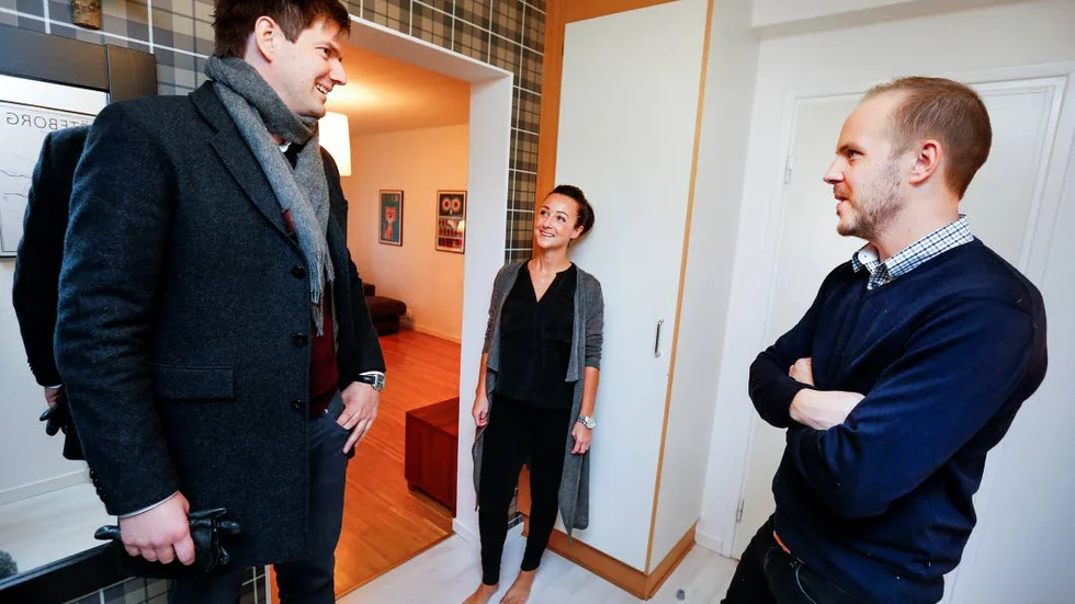 DAGS ATT SÄLJA. Mäklaren Daniel Johansson är på plats i paret                                 Landströms trea på Bergnäset för att fotografera deras lägenhet innan den läggs ut för försäljning.