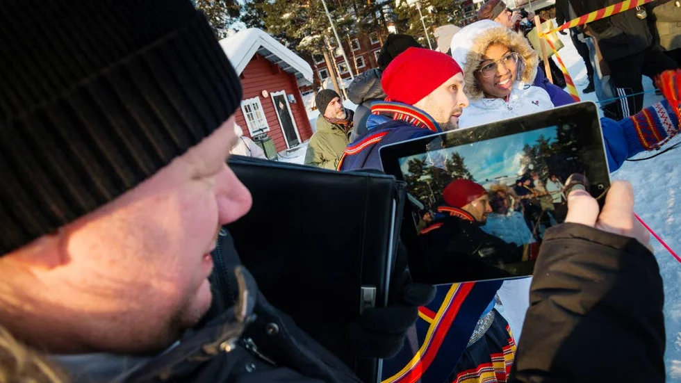 HUVUDPERSON. Kulturministern Alice Bah Kuhnke (Mp) stannade i Jokkmokk i dagarna tre under vintermarknaden. Här på renracet tillsammans med lokalpolitikern Henrik Blind (Mp). Partikollegorna dokumenteras av Expressens politiska reporter Niklas Svensson.