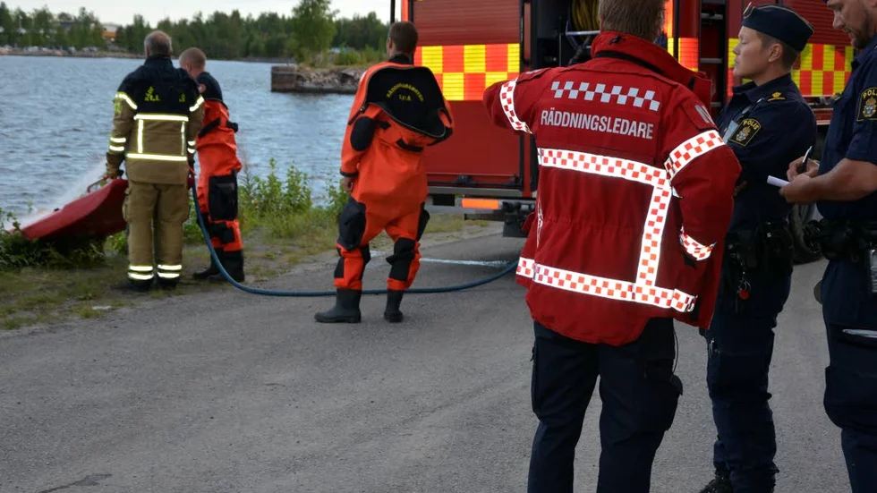 Drunkning. Räddningsledare Niklas Bergman informerar polisen om fredagsmorgonens insats vid Cementakajen.
