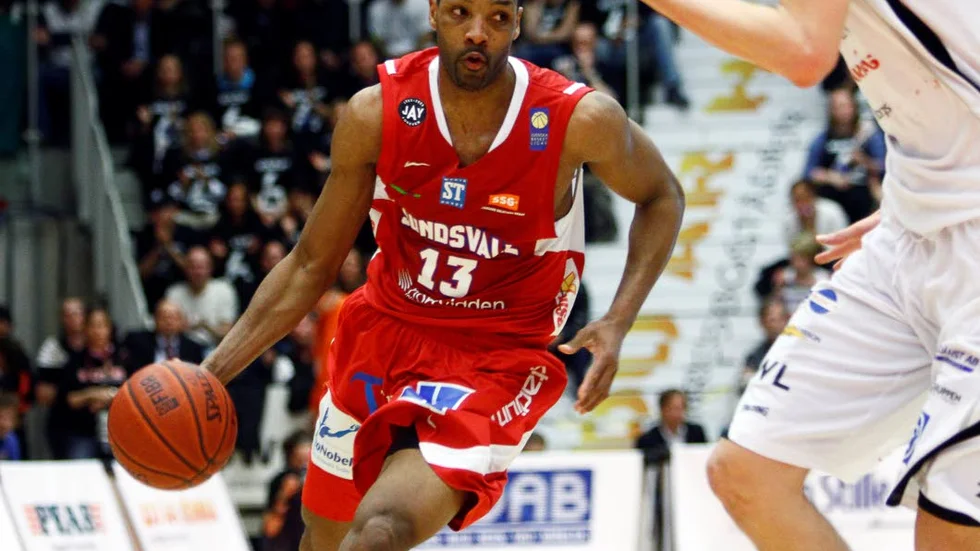 Alex Wesby ger besked till LF Basket nästa vecka. Det erfar NSD.