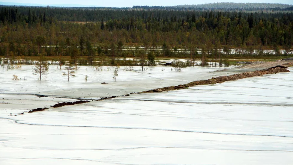 ÖVERSVÄMNING. Northlands sandmagasin i Kaunisvaara svämmade över på flera ställen. Det område som vattnet svämmar över i är också invallat. Enligt gruvbolaget är detta helt normalt. Bilden är tagen den 26 augusti när länsstyrelsen besökte området.