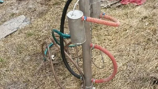 MANICK. Denna makalösa manick fanns i ett dike i Rutvik där någon kastat den.