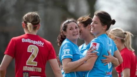 Premiärmålskytten Clara Markstedt jublar med Josefin Johansson sedan Piteå tagit ledningen mot Kristianstad. Målet räckte till en poäng.
