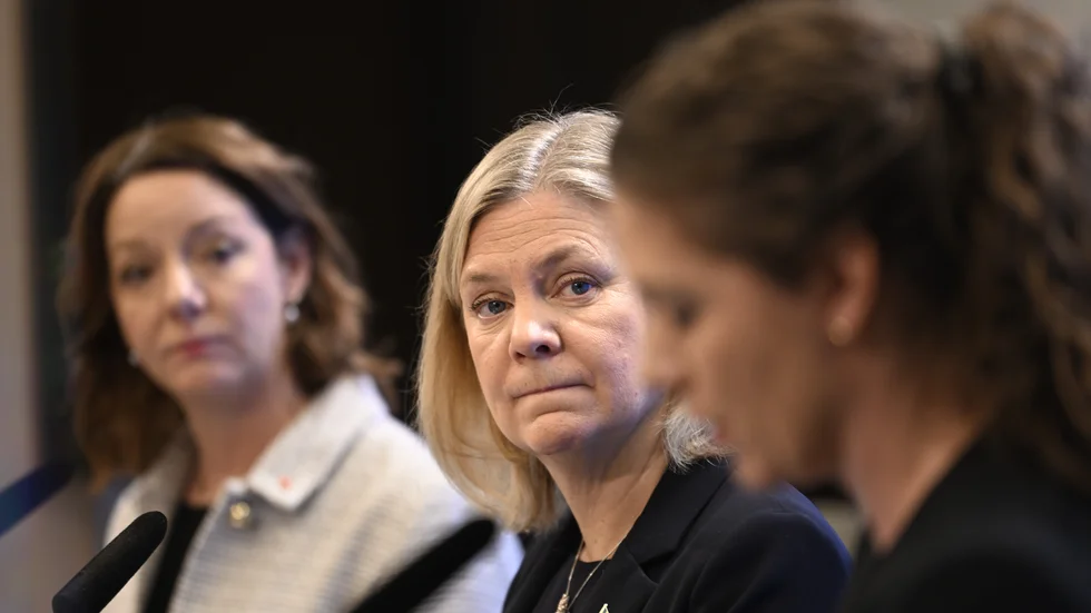 Magdalena Andersson (S) tillsammans med Matilda Ernkrans (S), vice ordförande i EU-nämnden, och Paula Carvalho Olovsson, internationell sekreterare.