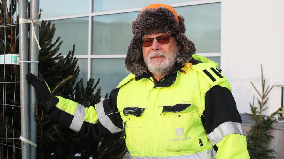 "När folk frågar mig "Har du någon fin gran?" Då vet jag ju inte hur de har det hemma, så den frågan är alltid svår att svara på", säger Peter Eriksson som för tredje året i rad säljer granar utanför Ica Kvantum i Vimmerby.