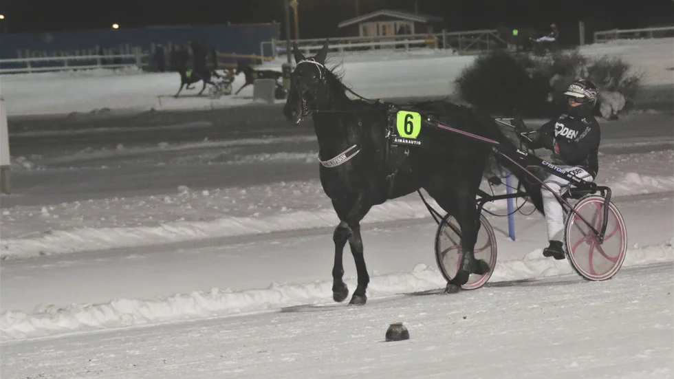 Tappade boots låg bakom galopperna för Hanna Olofssons flygmaskin Victoriasbelfaveur.