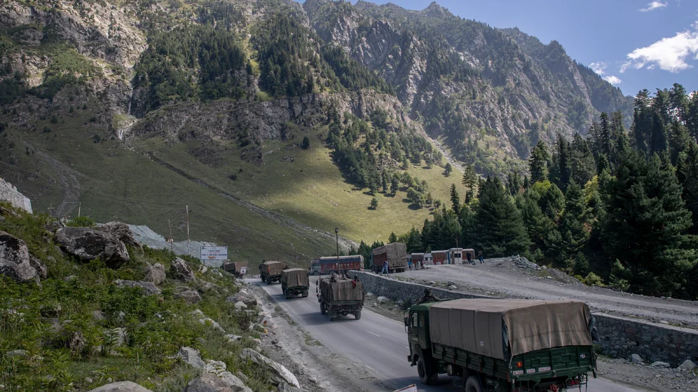 En indisk militärkonvoj i indiska Kashmir. Arkivbild.