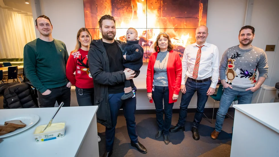 De är "Telianer" allihopa. Teamledarna Mattias Ekersund, Ebba Eklund, Marianne Köhler, Johan Larsson och Anders Lundberg. I förgrunden står Joel Bucht med sig dotter Liv, ett år och fyra månader, en framtida Telian enligt pappa.