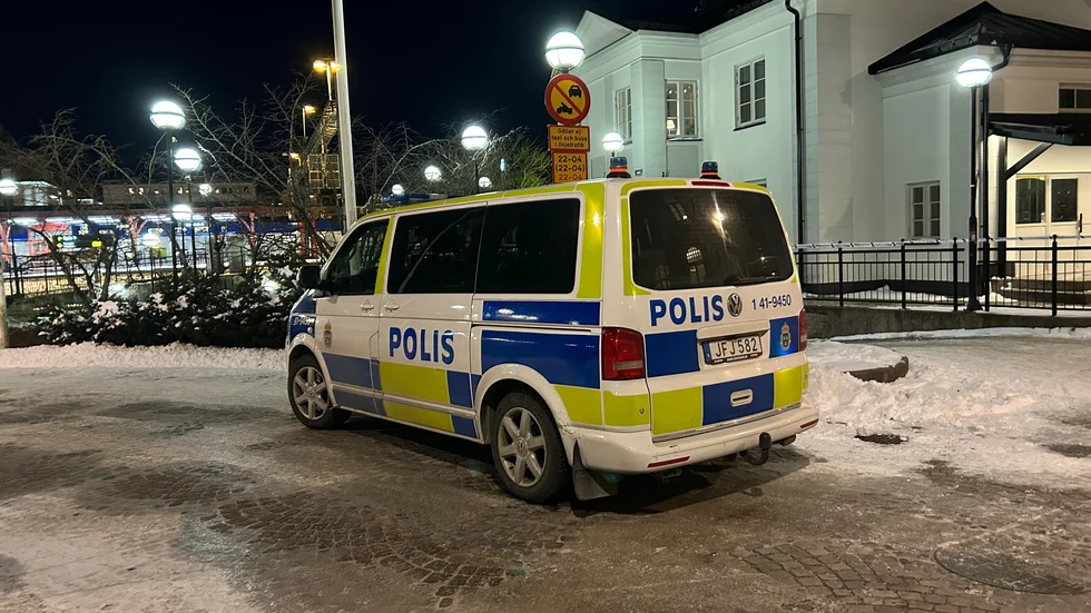Flera enheter från polisen var inblandade i händelsen vid stationen i Katrineholm, som rubriceras som försök till mord. 