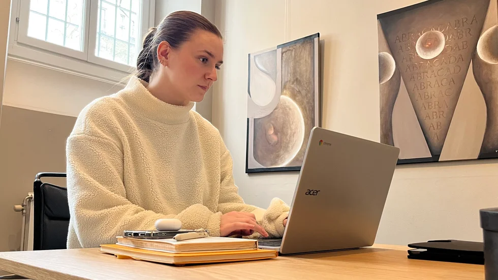 Frida Leiding har sin arbetsplats på ett konstgalleri nära Odenplan i Stockholm.
